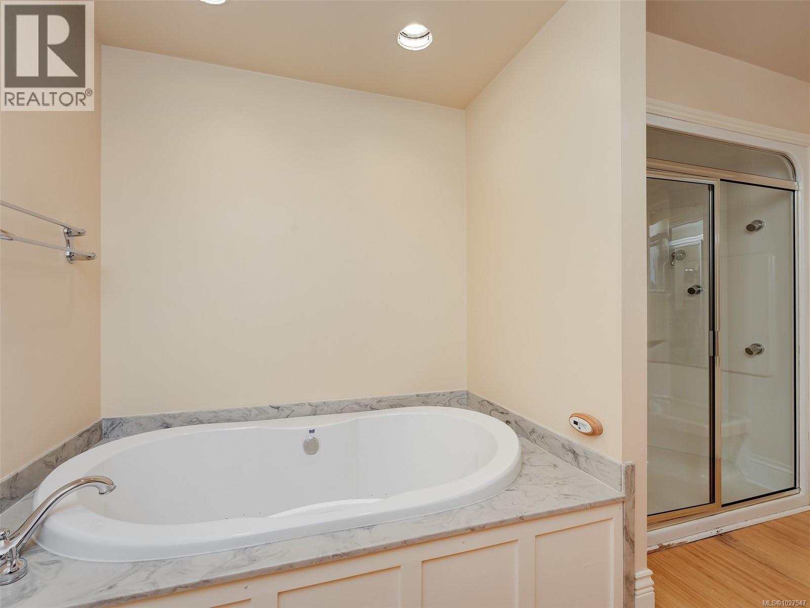 756 Newbury St - 25
