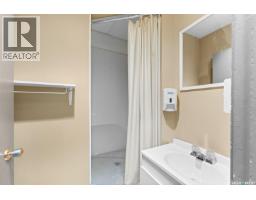 A 100 Fairford Street W, Moose Jaw, SK S6H1V3 Photo 8