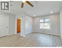 Enclosed porch - 204 2nd Avenue W, Biggar, SK S0K0M0 Photo 8