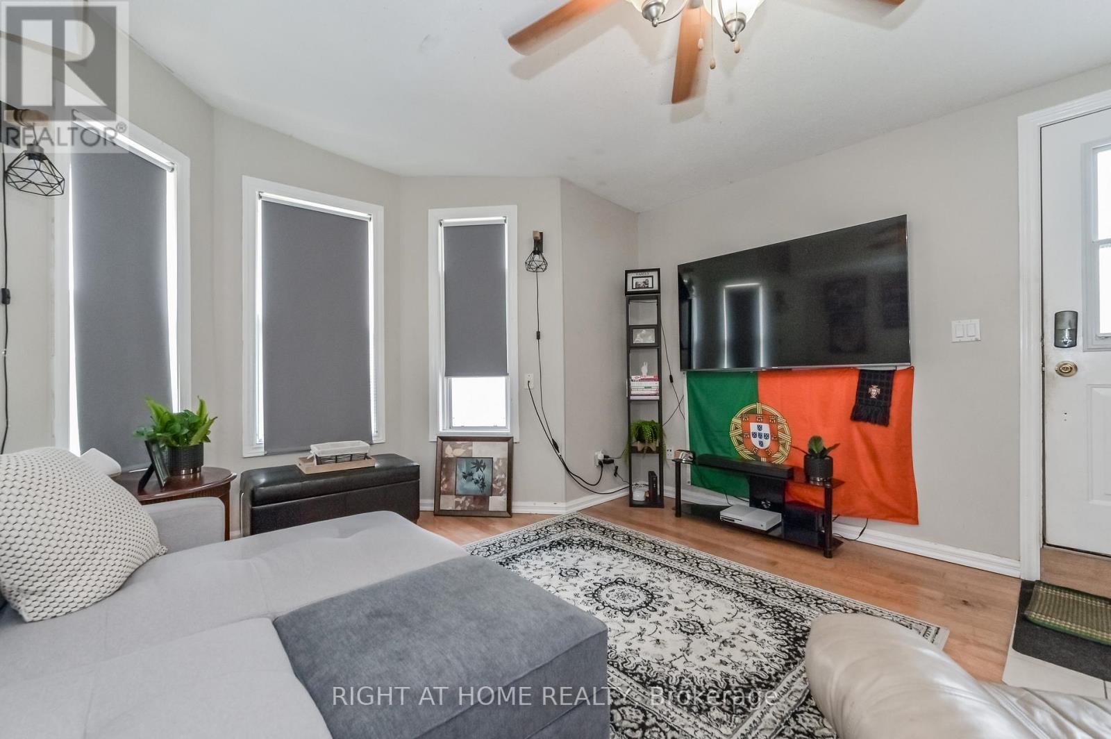 213 MAIN STREET E - 31