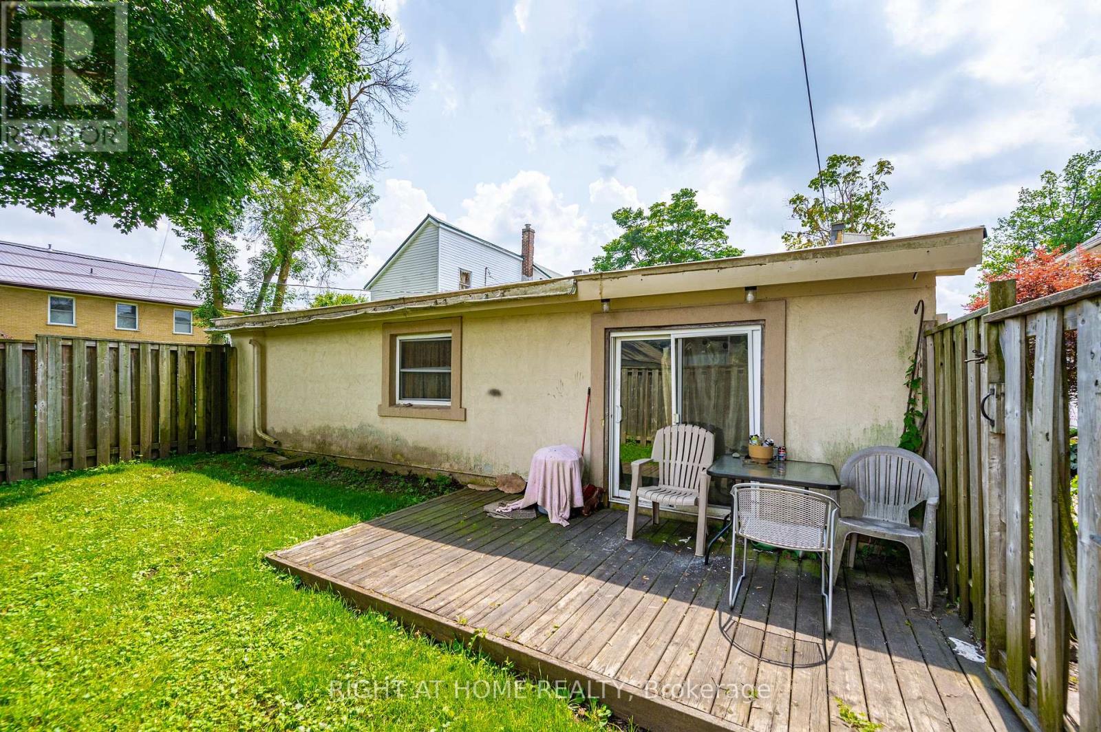 213 MAIN STREET E - 26