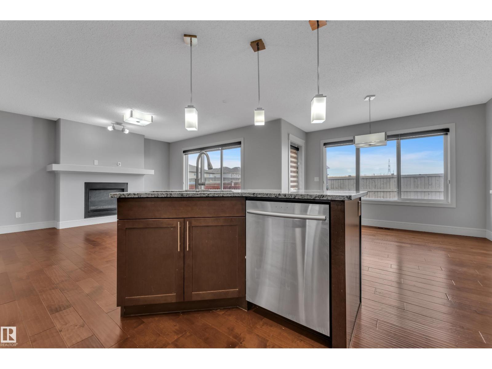 3363 13 AV NW, Edmonton