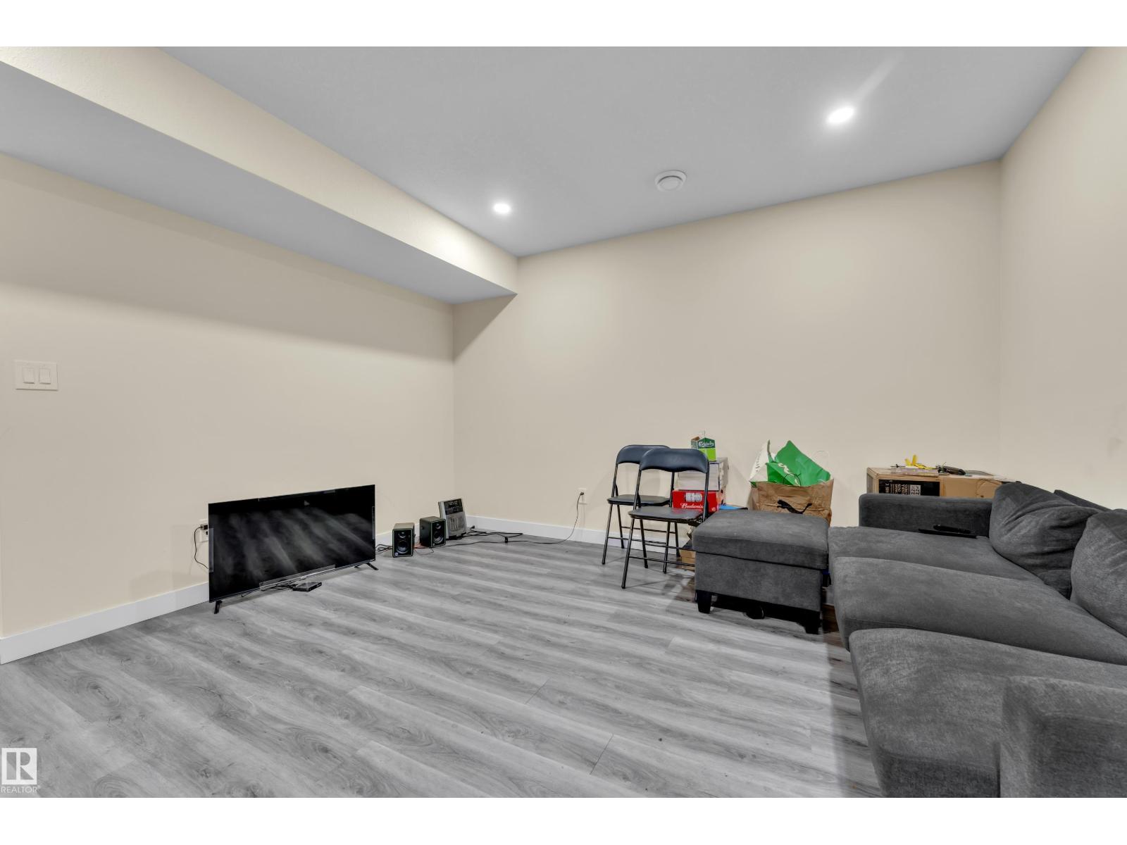 3363 13 AV NW, Edmonton