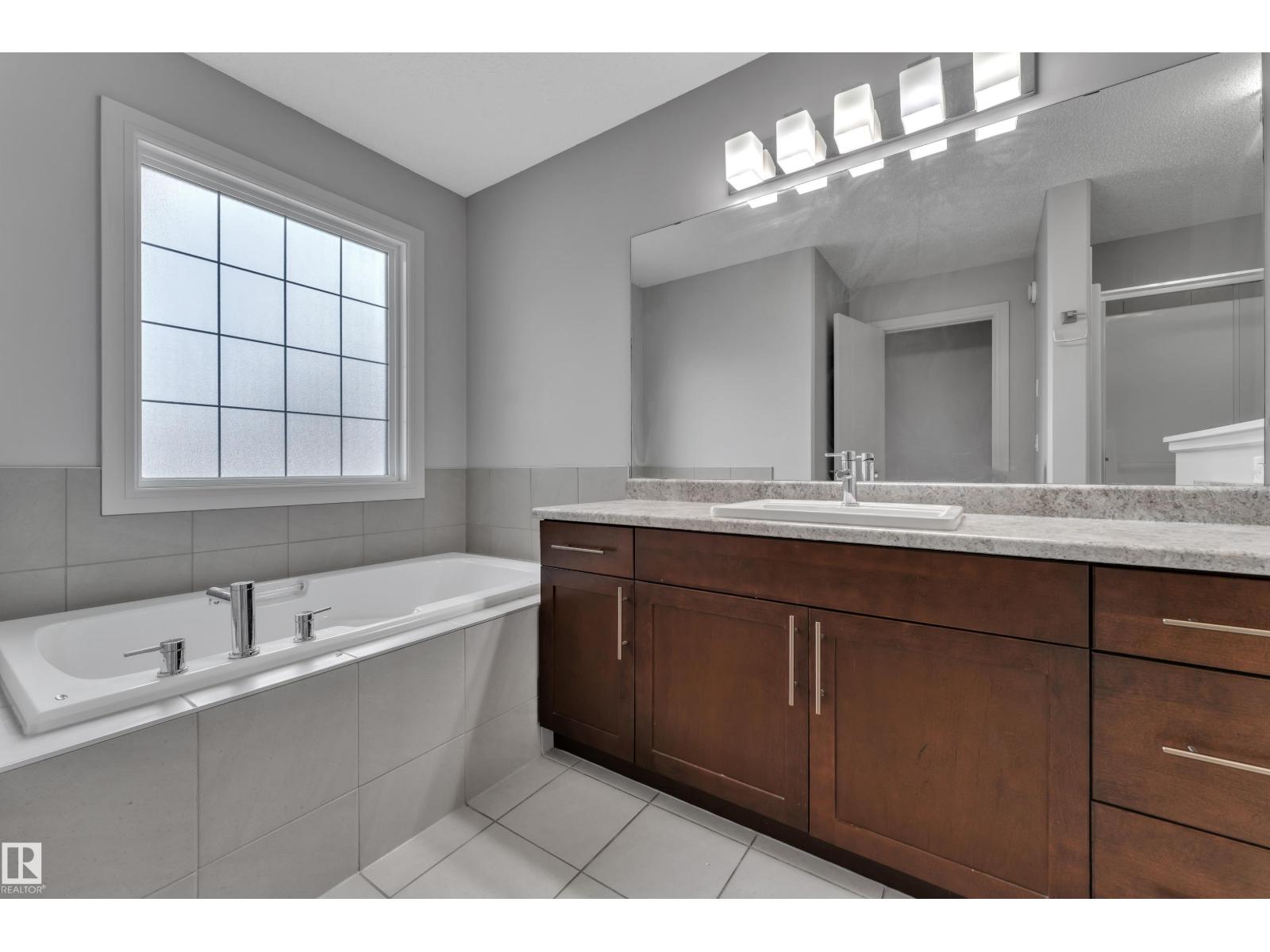 3363 13 AV NW, Edmonton