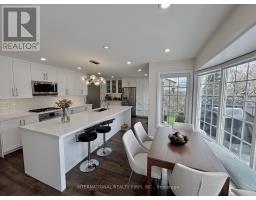 Family room - 168 Willow Lane, Newmarket, ON L3Y4J3 Photo 8