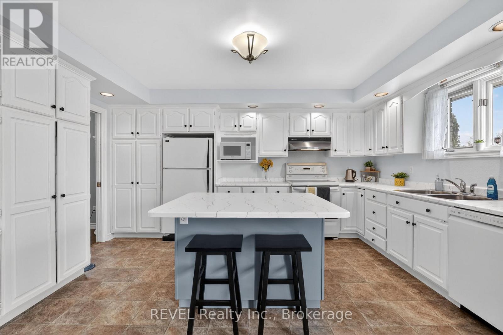 28 VANJO DRIVE - 15