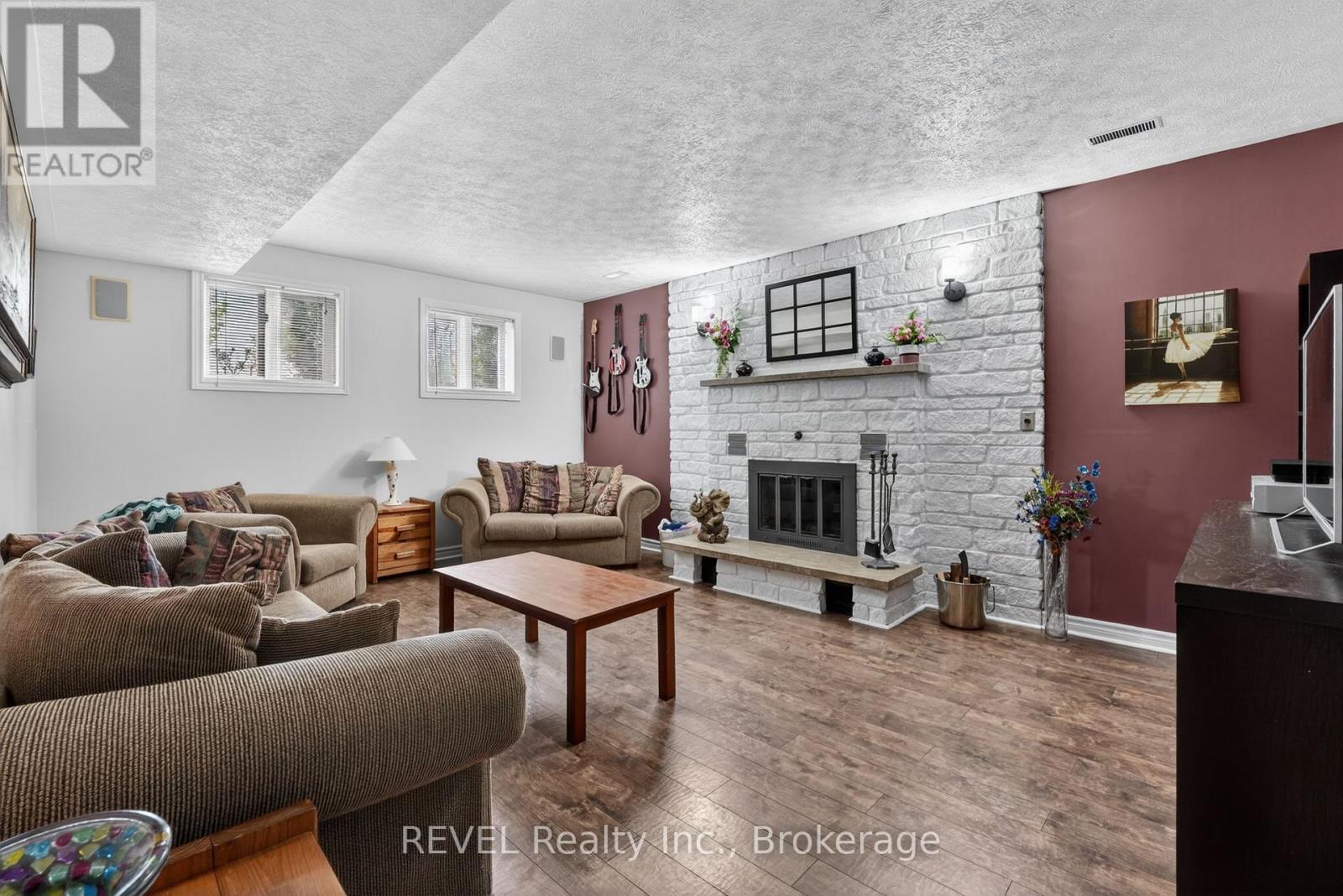 28 VANJO DRIVE - 31