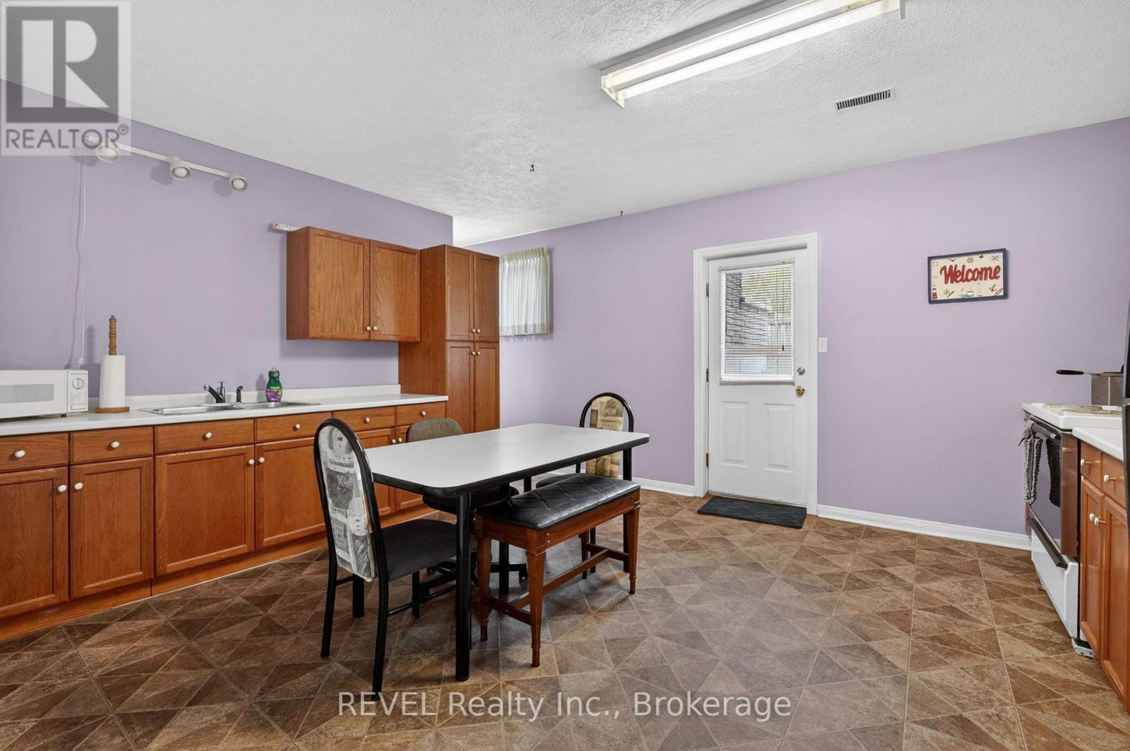 28 VANJO DRIVE - 33