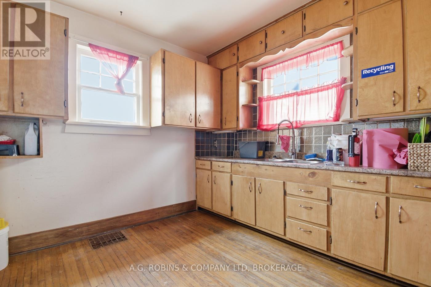 578 SOUTHWORTH STREET S - 8