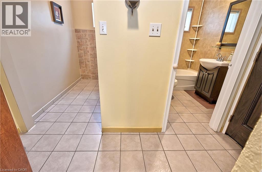 1476 BARTON Street E, Hamilton, Ontario, L8H2W9 — Photo 10