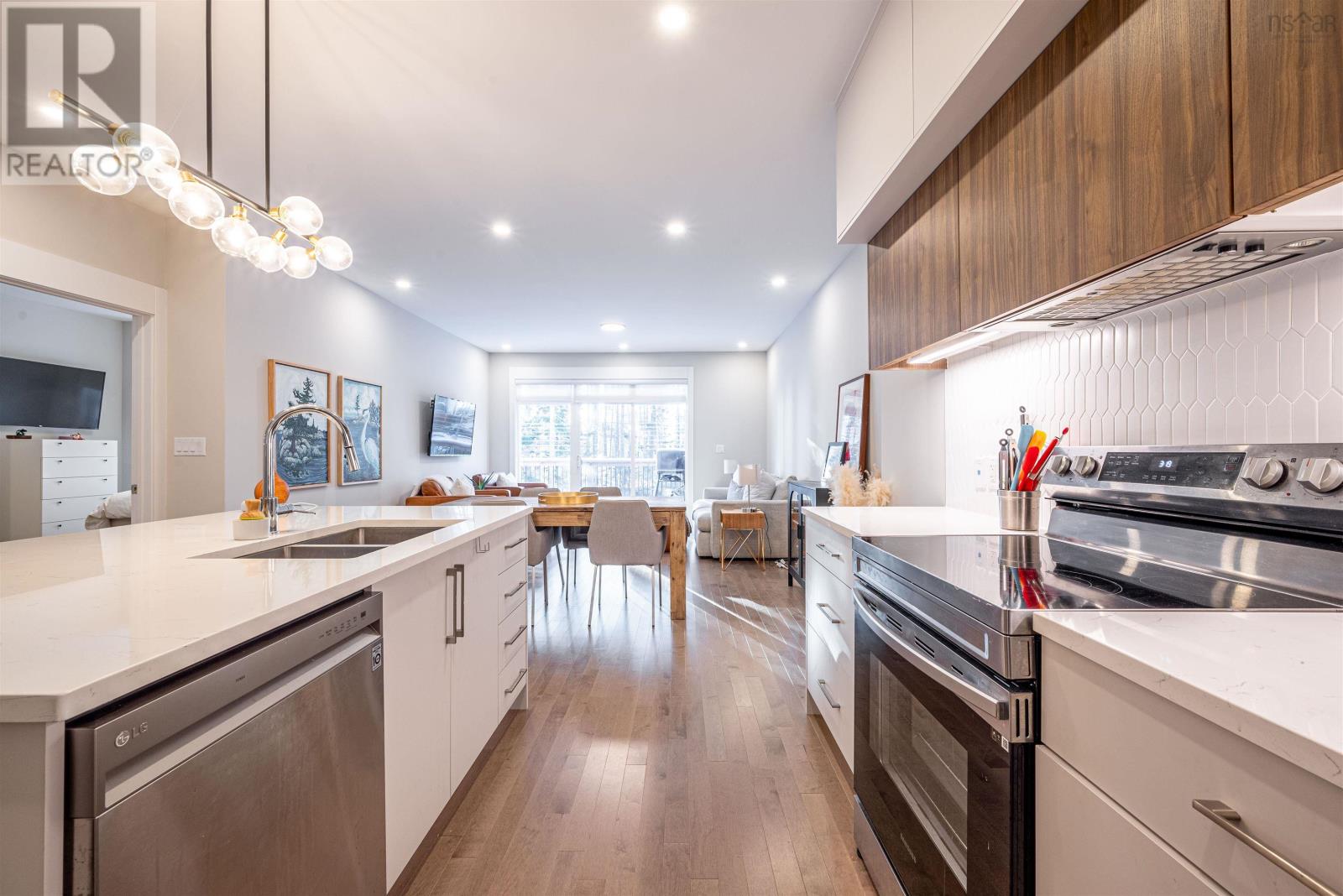 Property 23 of 46 of 51 Helen Creighton