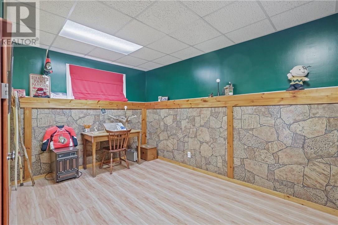 466 SECORD Street - 28