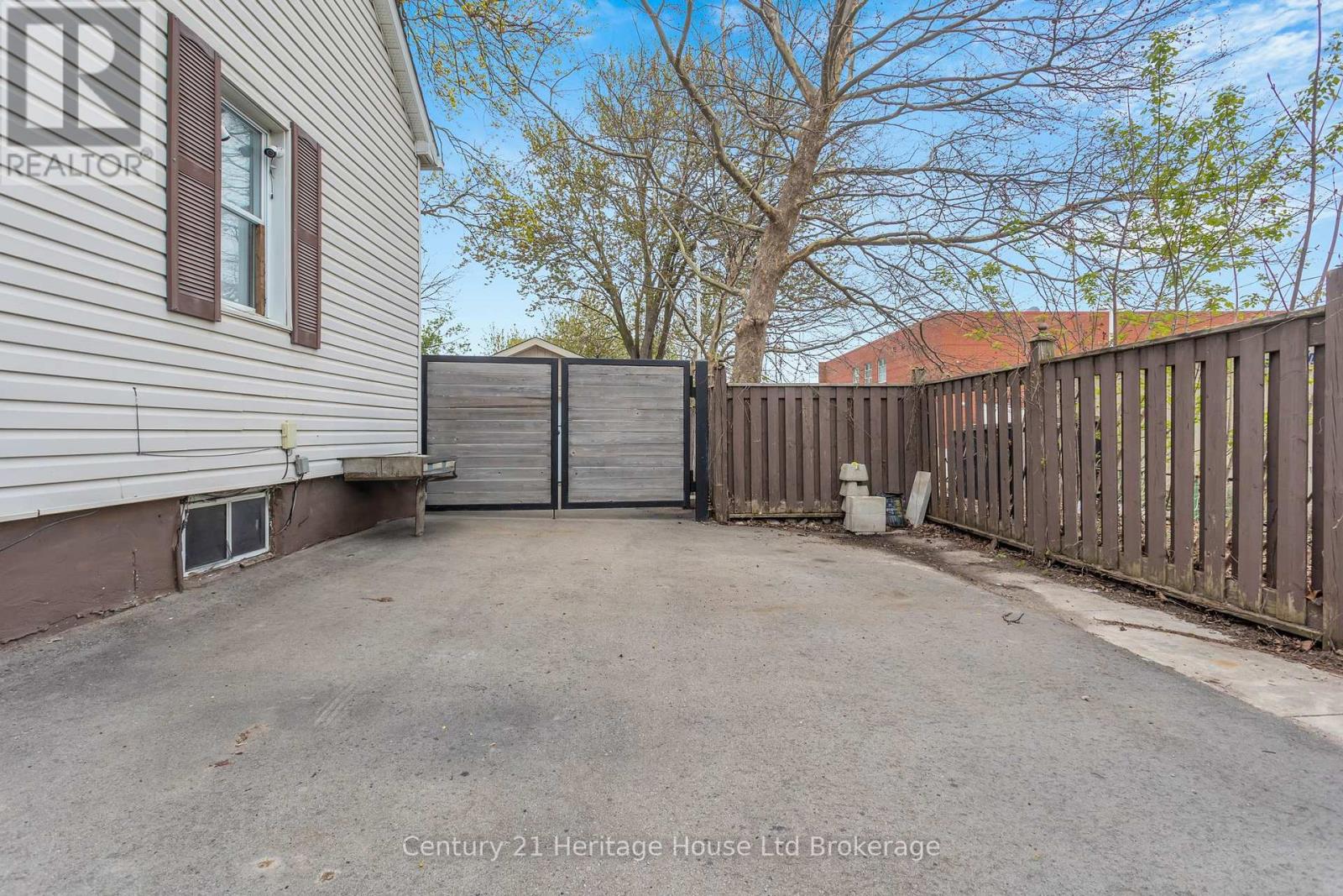 1098 FRANCES STREET - 25