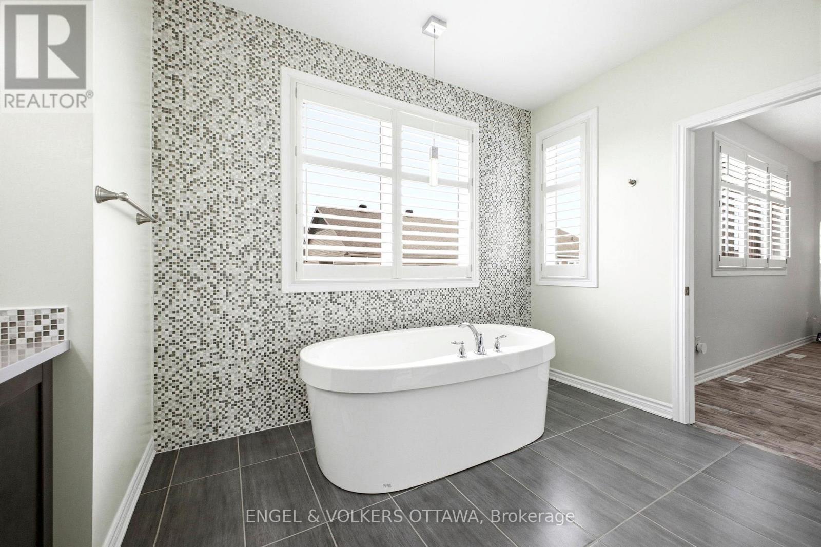252 RUE DES SOLDATS RIENDEAU STREET - 24