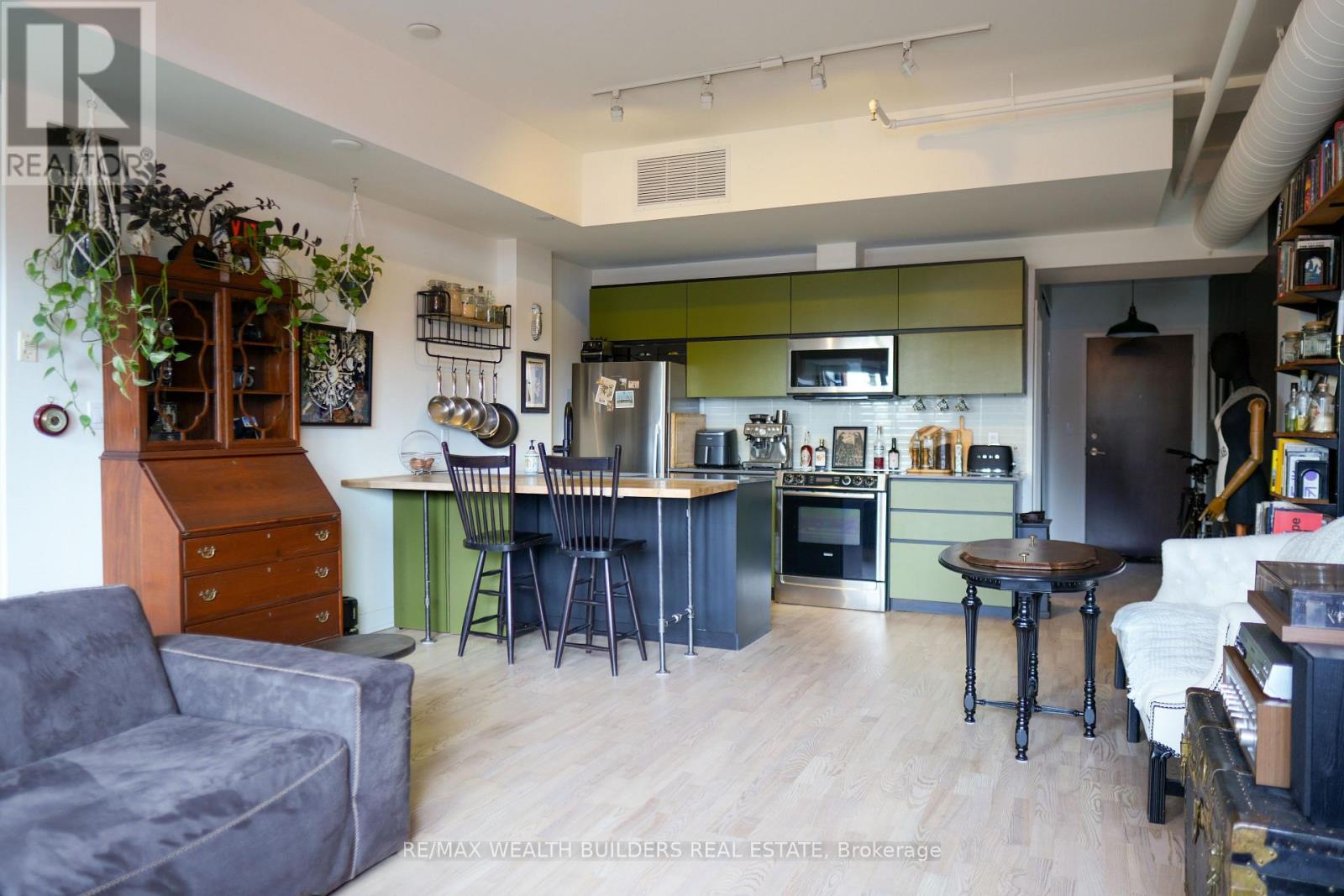 #210 152 ANNETTE STREET - 13