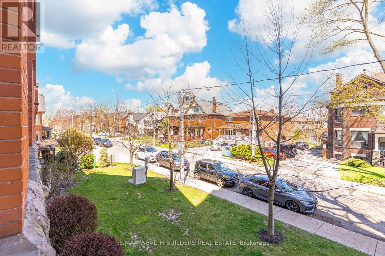 #210 152 ANNETTE STREET - 33
