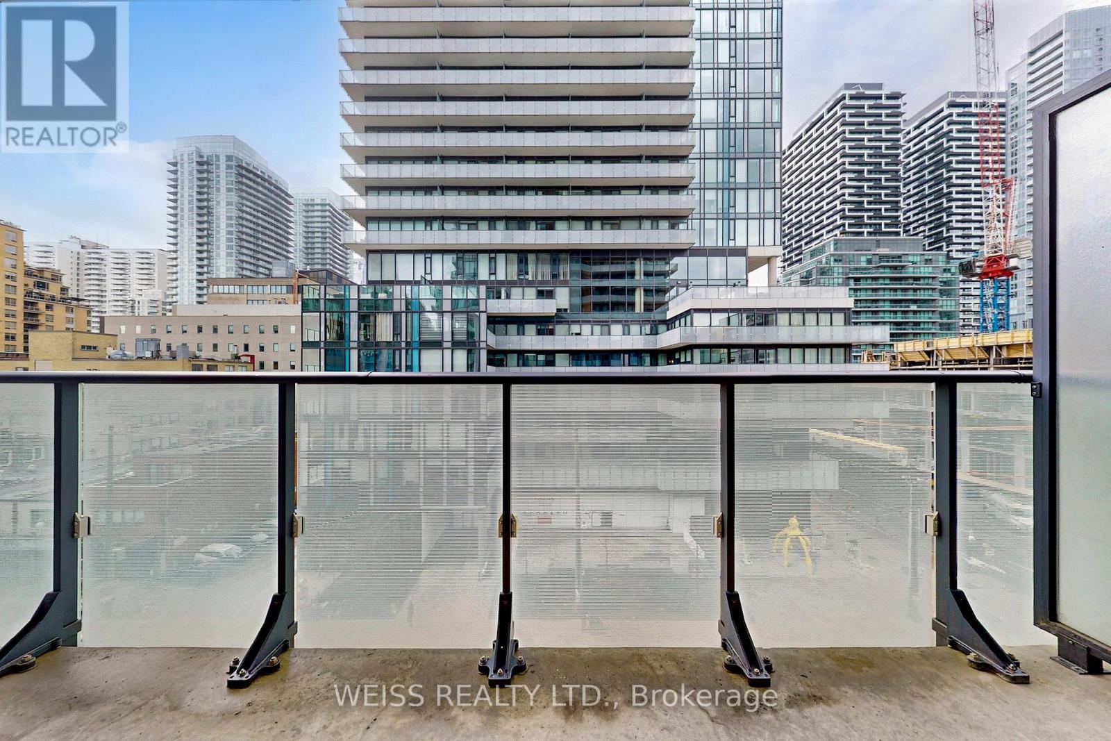 #520 185 ROEHAMPTON AVENUE - 33