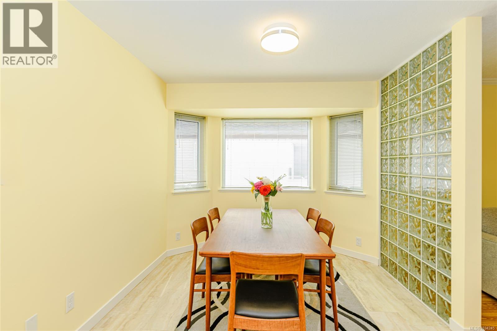 3556 Arbutus Dr S - 12