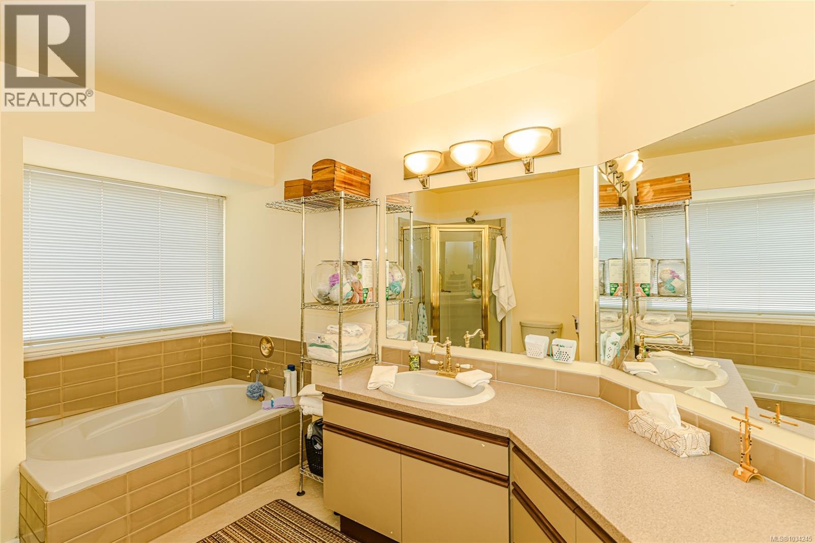 3556 Arbutus Dr S - 23