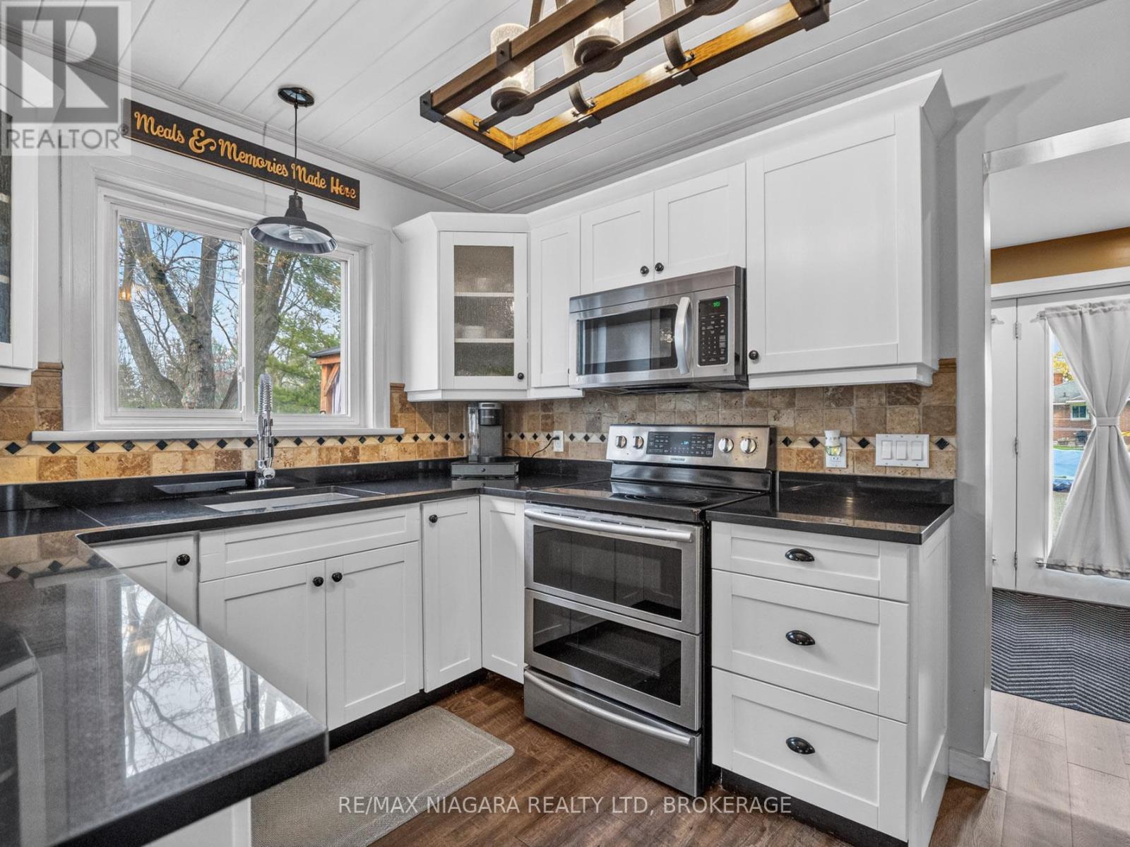 914 OAKHILL BOULEVARD E - 17