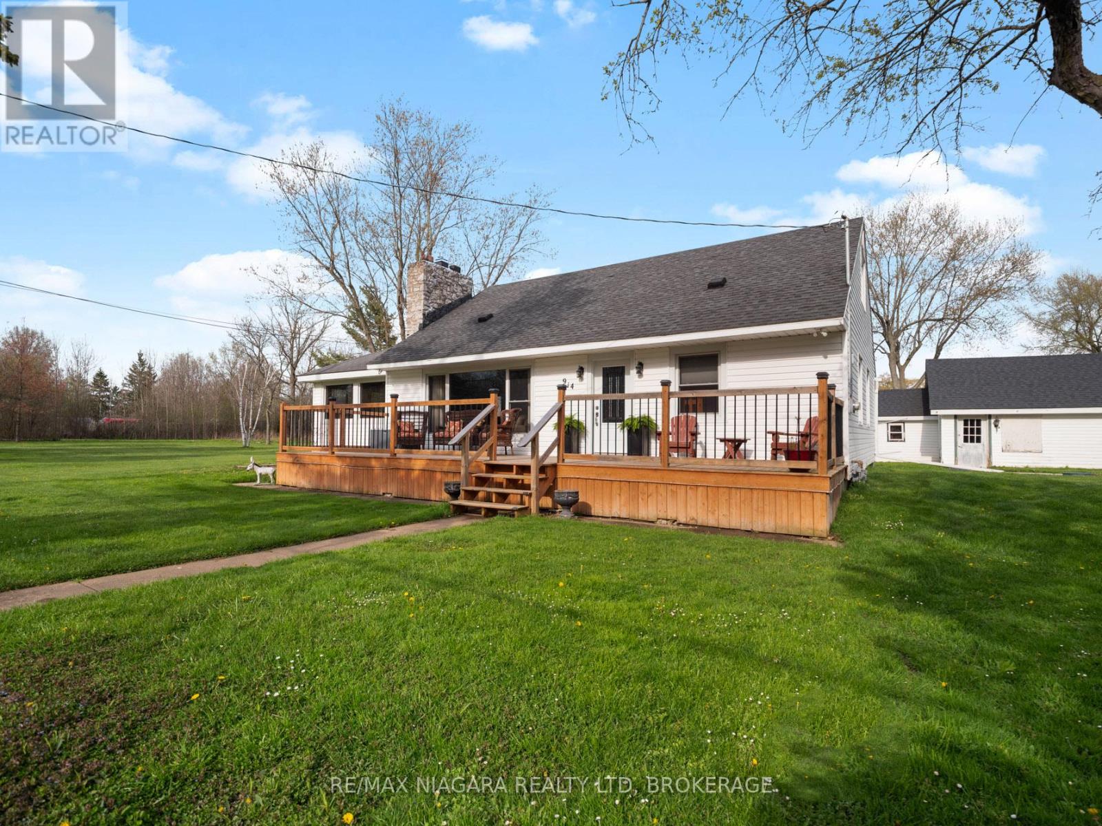 914 OAKHILL BOULEVARD E - 2