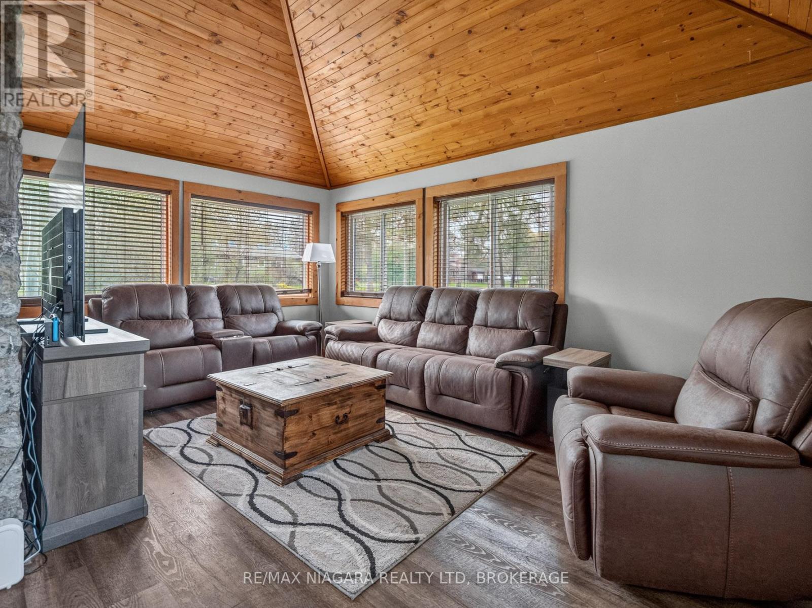 914 OAKHILL BOULEVARD E - 22