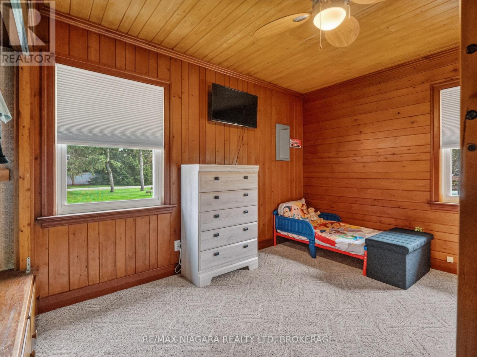 914 OAKHILL BOULEVARD E - 23