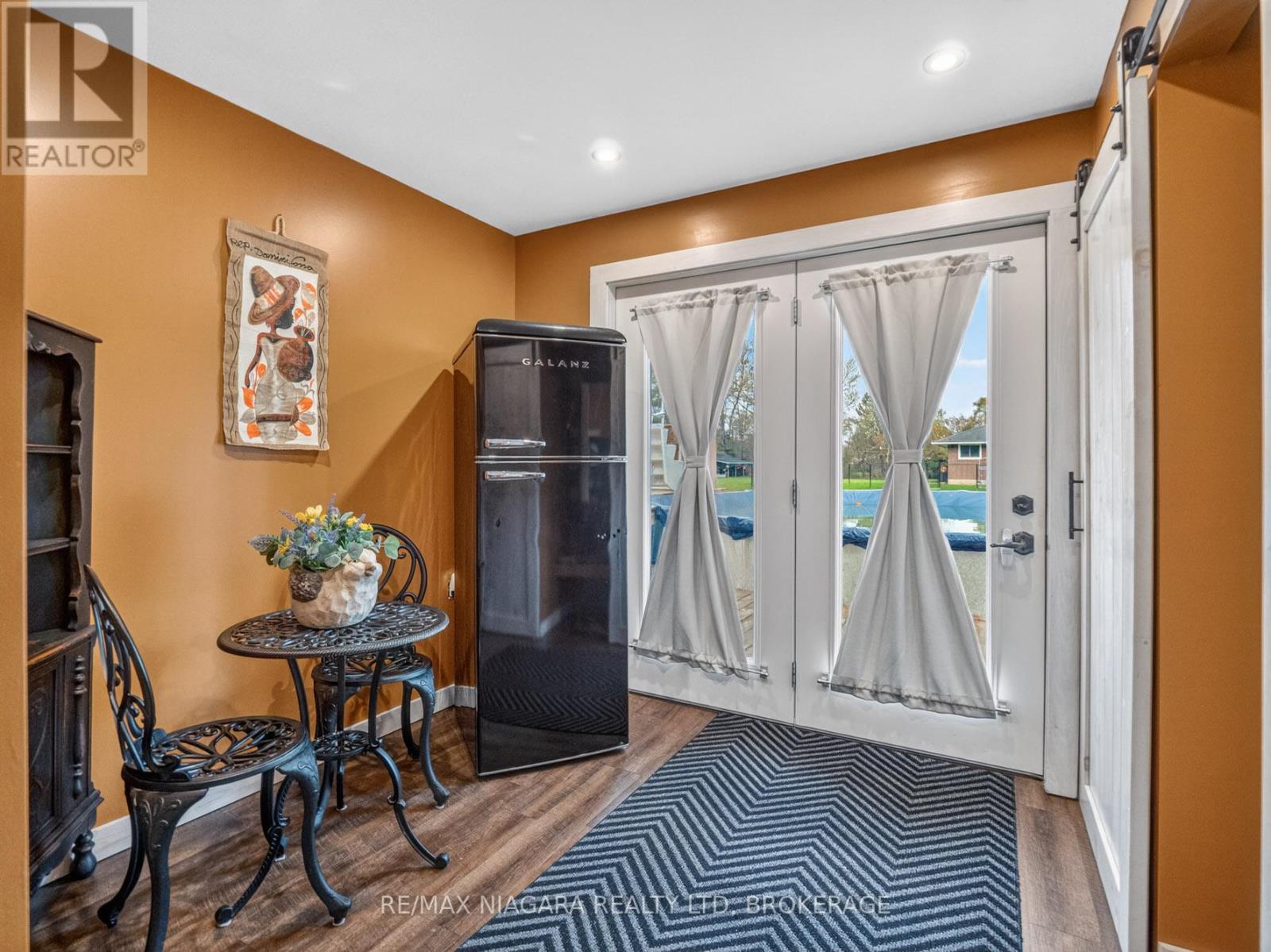 914 OAKHILL BOULEVARD E - 26