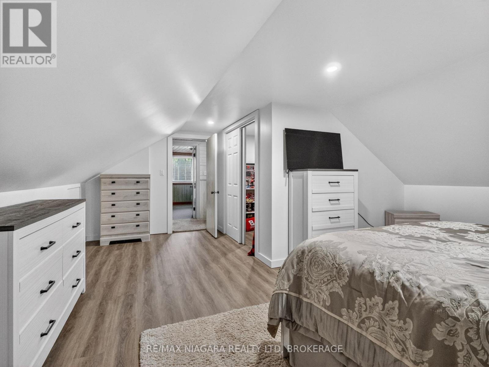 914 OAKHILL BOULEVARD E - 27