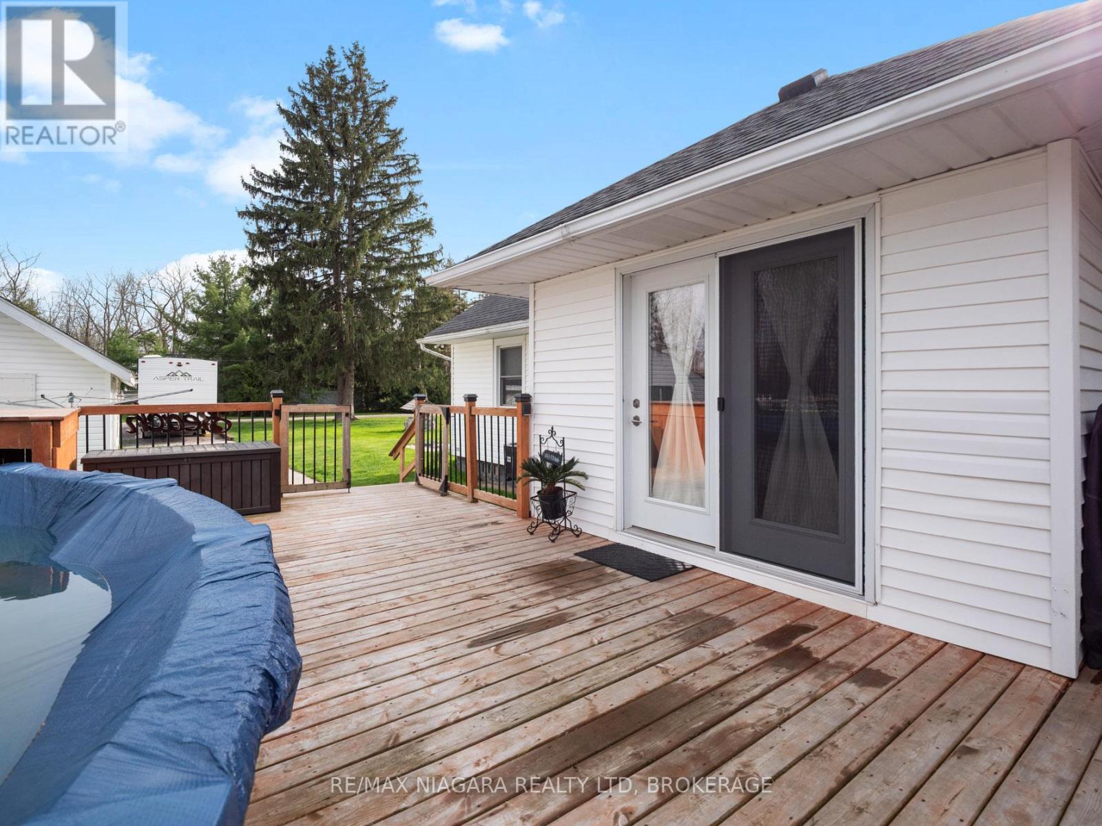 914 OAKHILL BOULEVARD E - 36