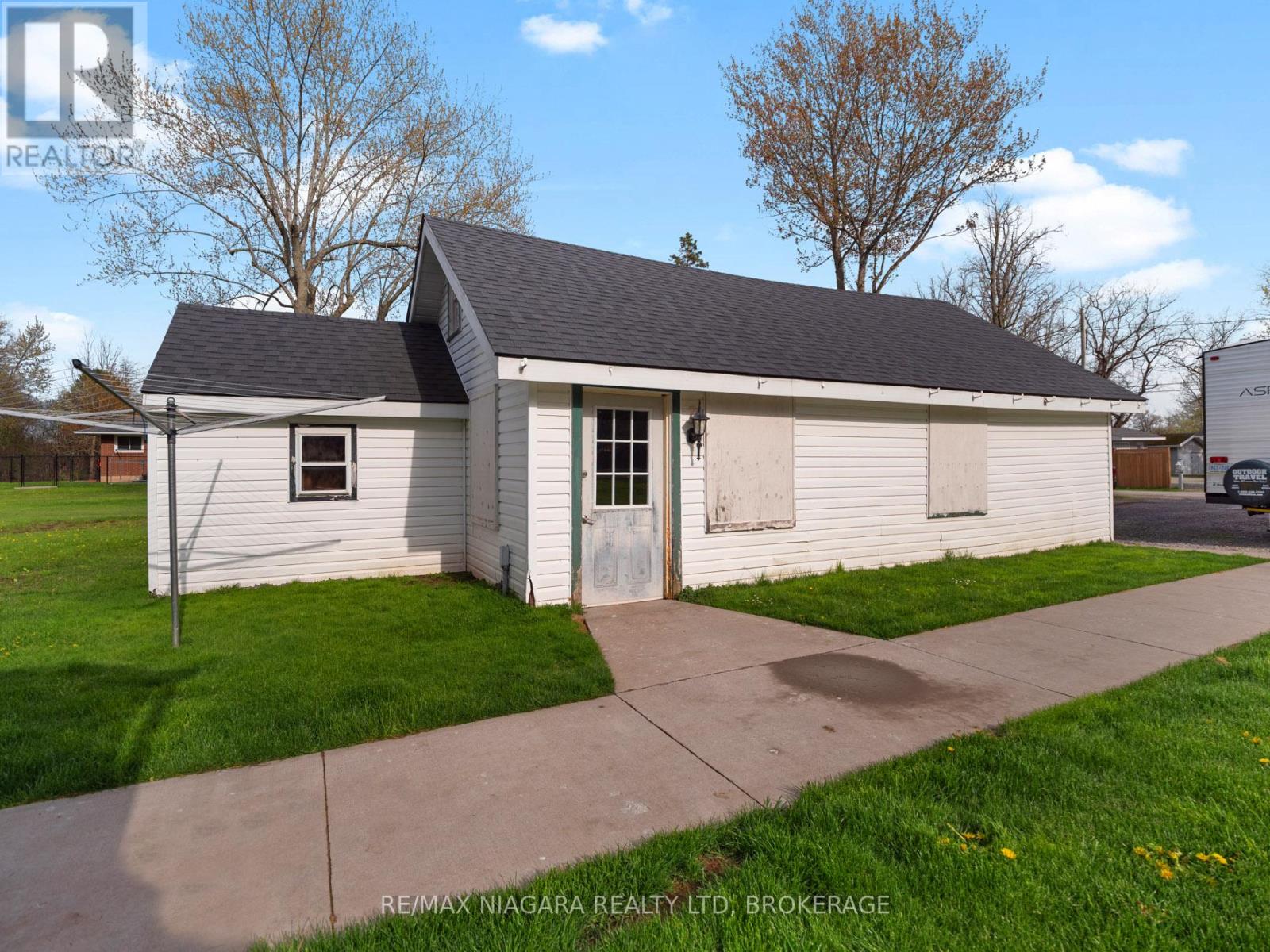 914 OAKHILL BOULEVARD E - 41