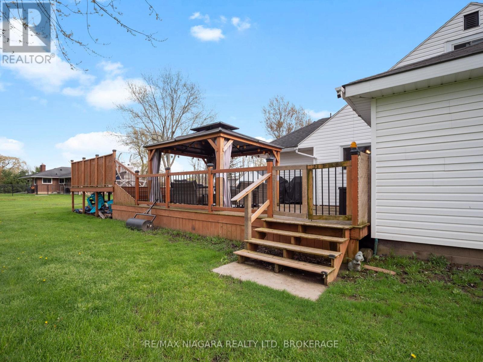 914 OAKHILL BOULEVARD E - 42