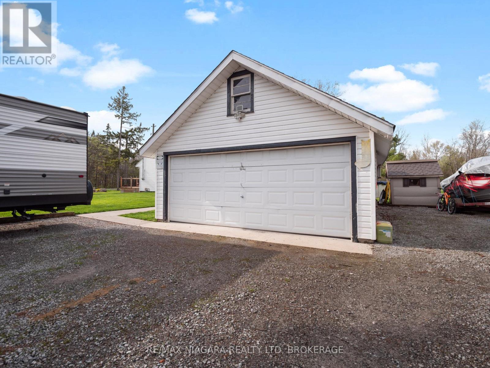 914 OAKHILL BOULEVARD E - 7