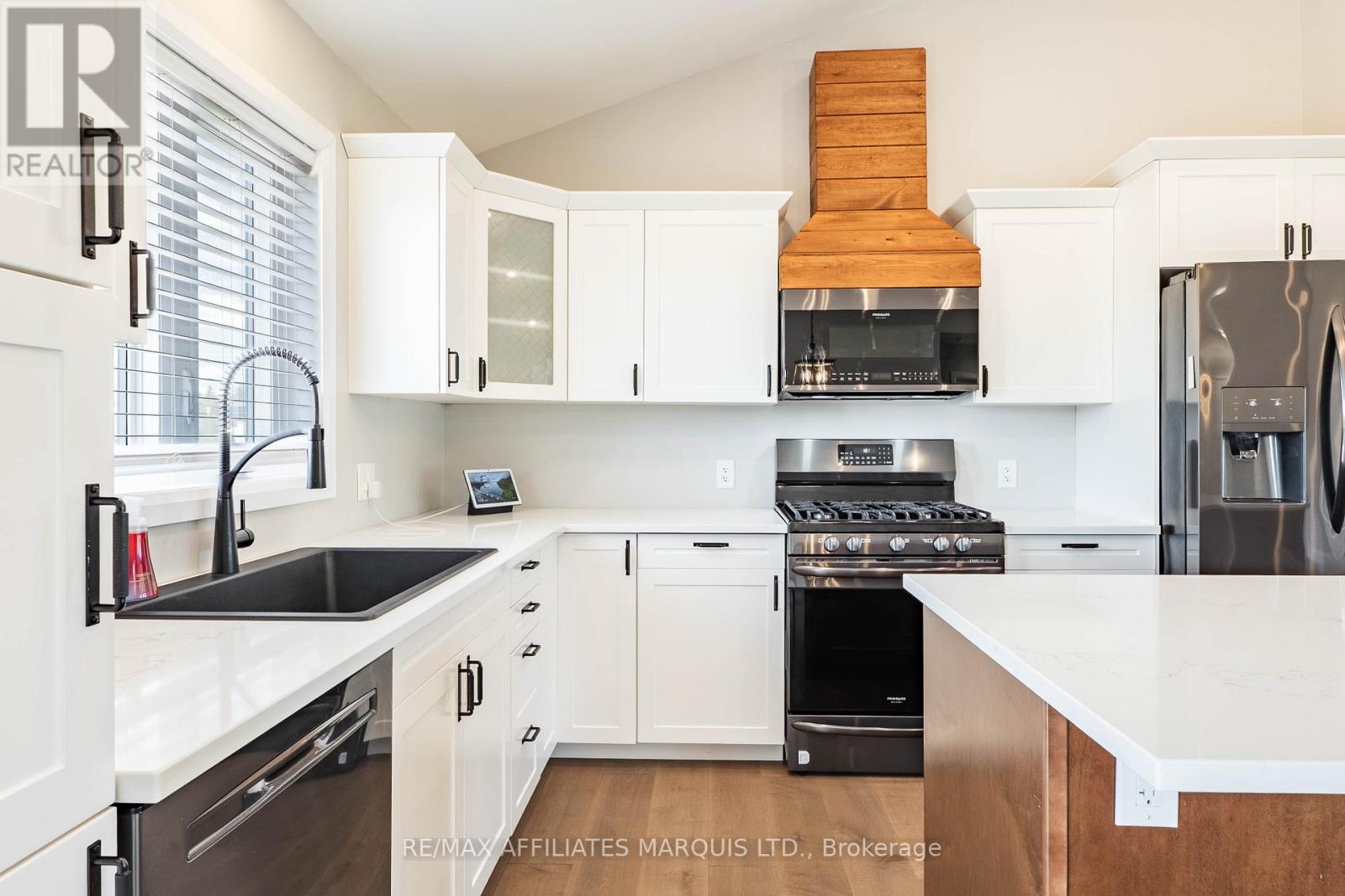 6836 JAMES CRESCENT - 14
