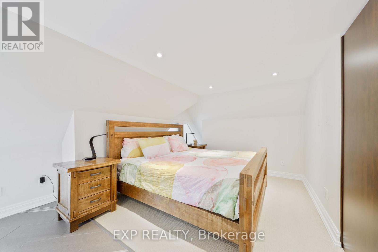 #3 80 BARTON STREET - 26