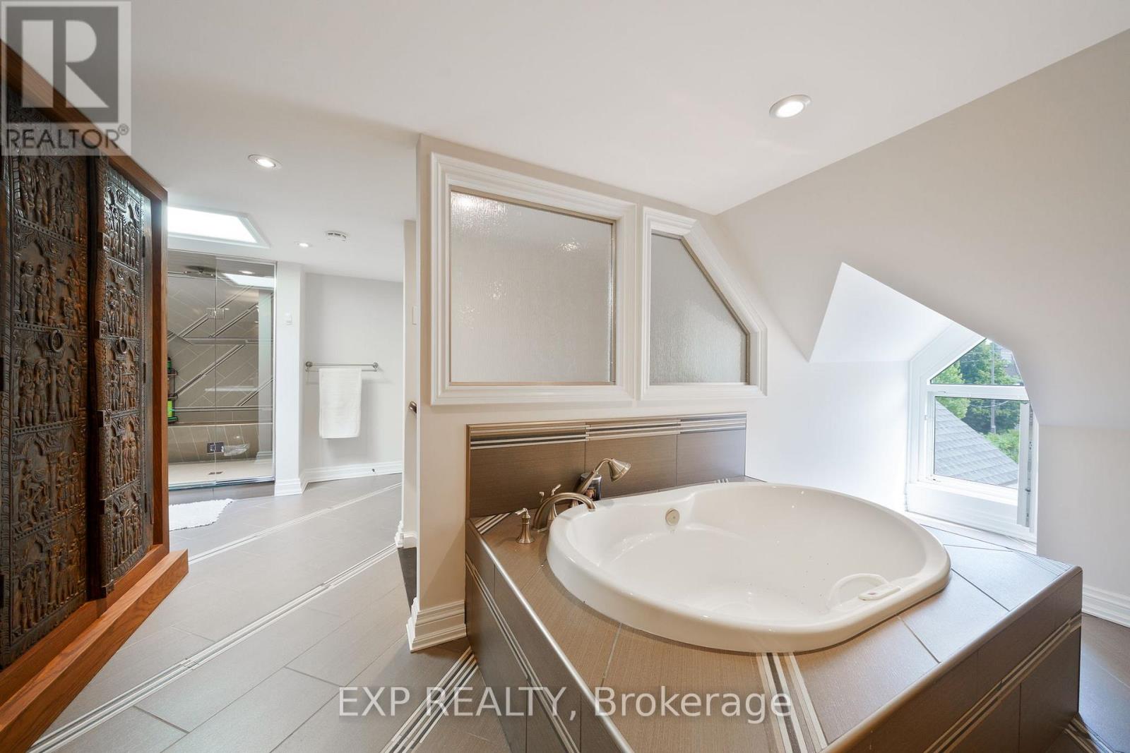 #3 80 BARTON STREET - 27