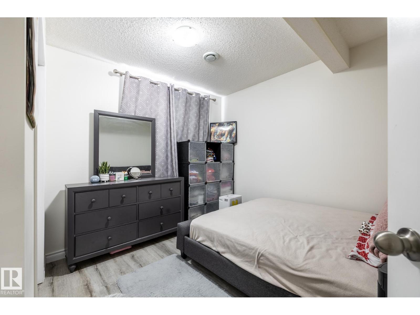 8644 173 AV NW - 29
