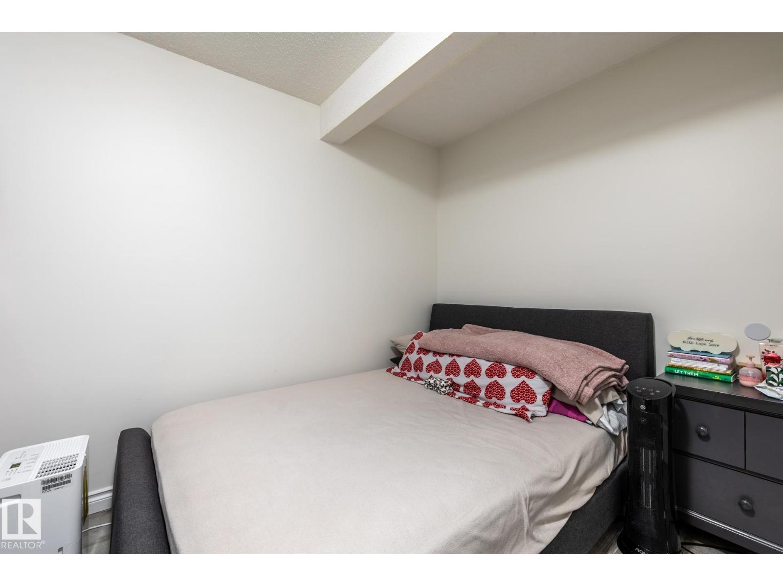 8644 173 AV NW - 30