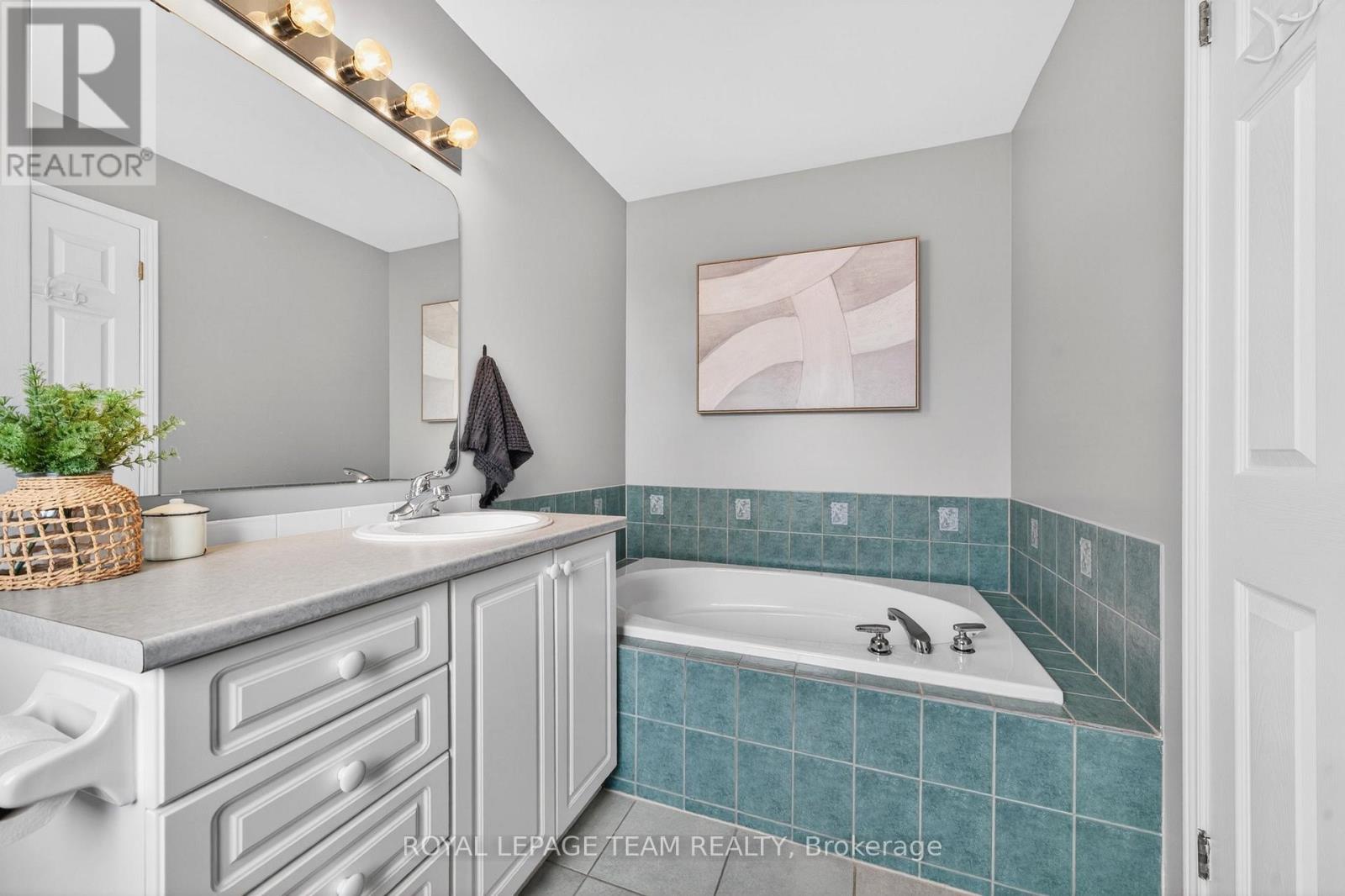 75 SCAMPTON DRIVE - 35