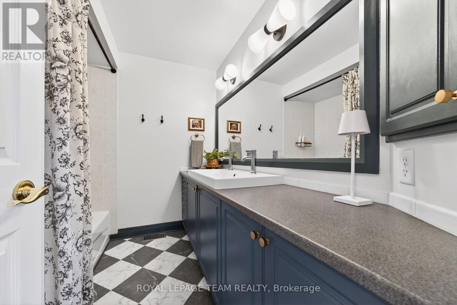 75 SCAMPTON DRIVE - 43