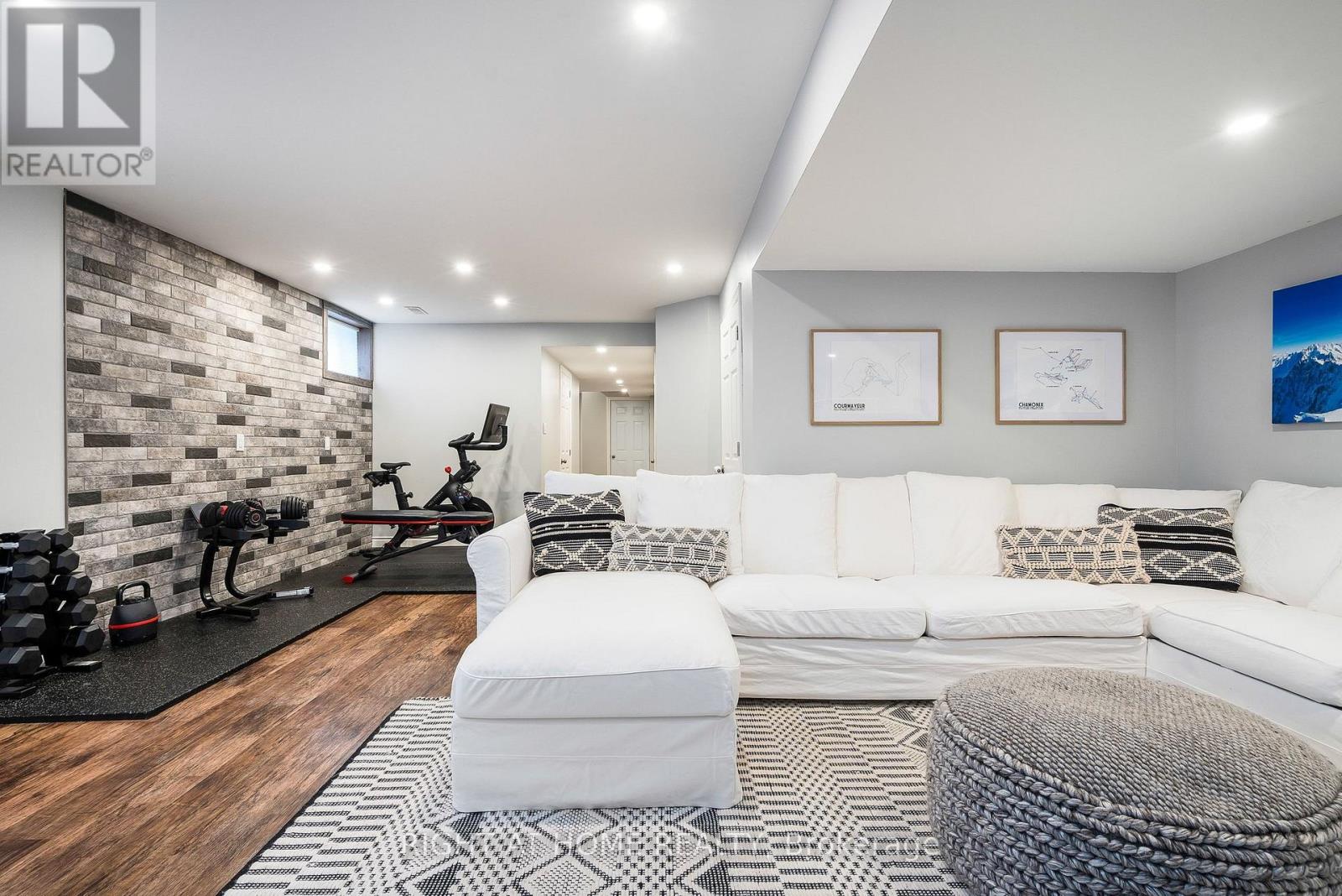 98 GARBUTT CRESCENT - 40