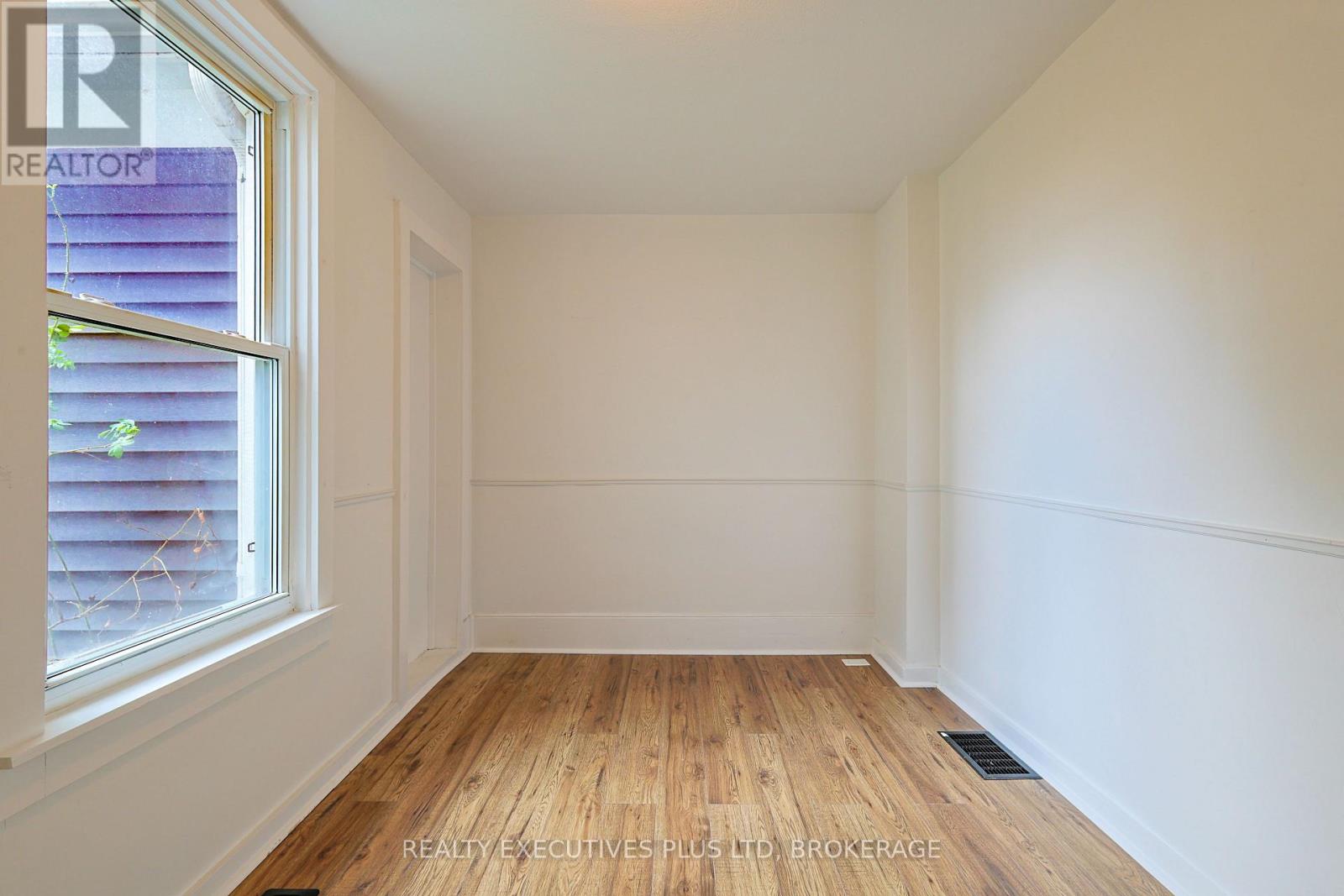 15 CHESTNUT STREET E - 12