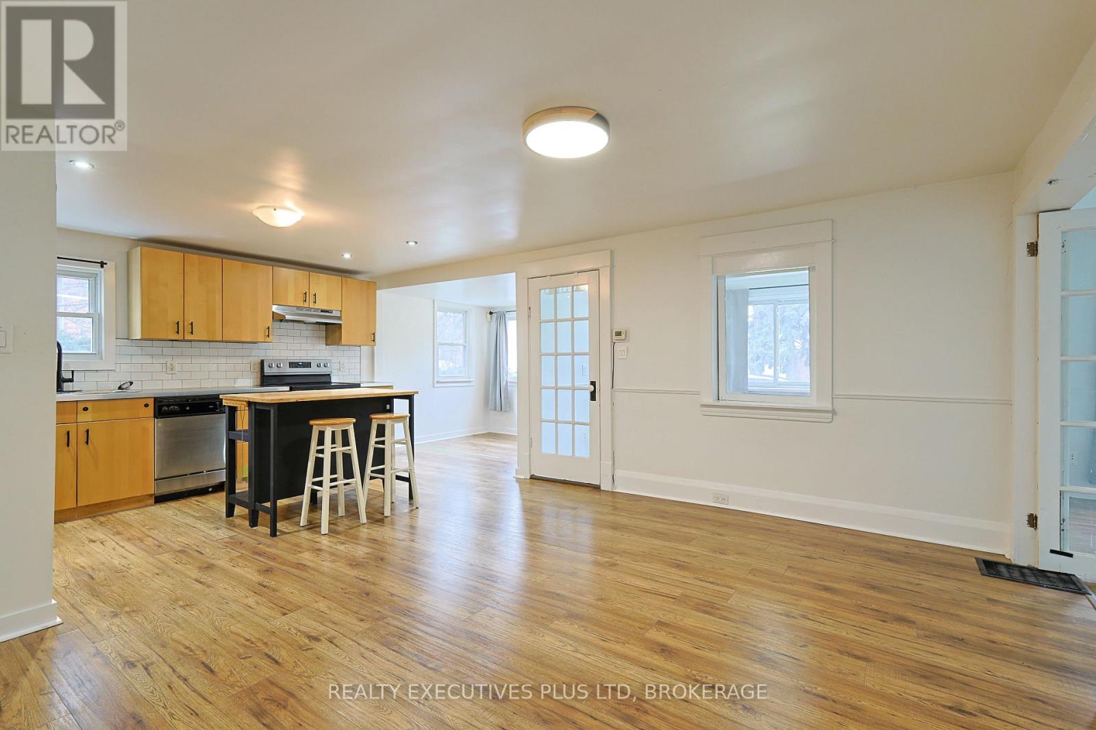 15 CHESTNUT STREET E - 7