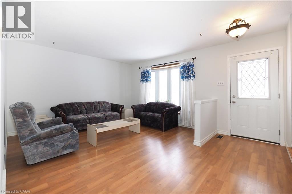 10 BALFOUR Crescent - 4