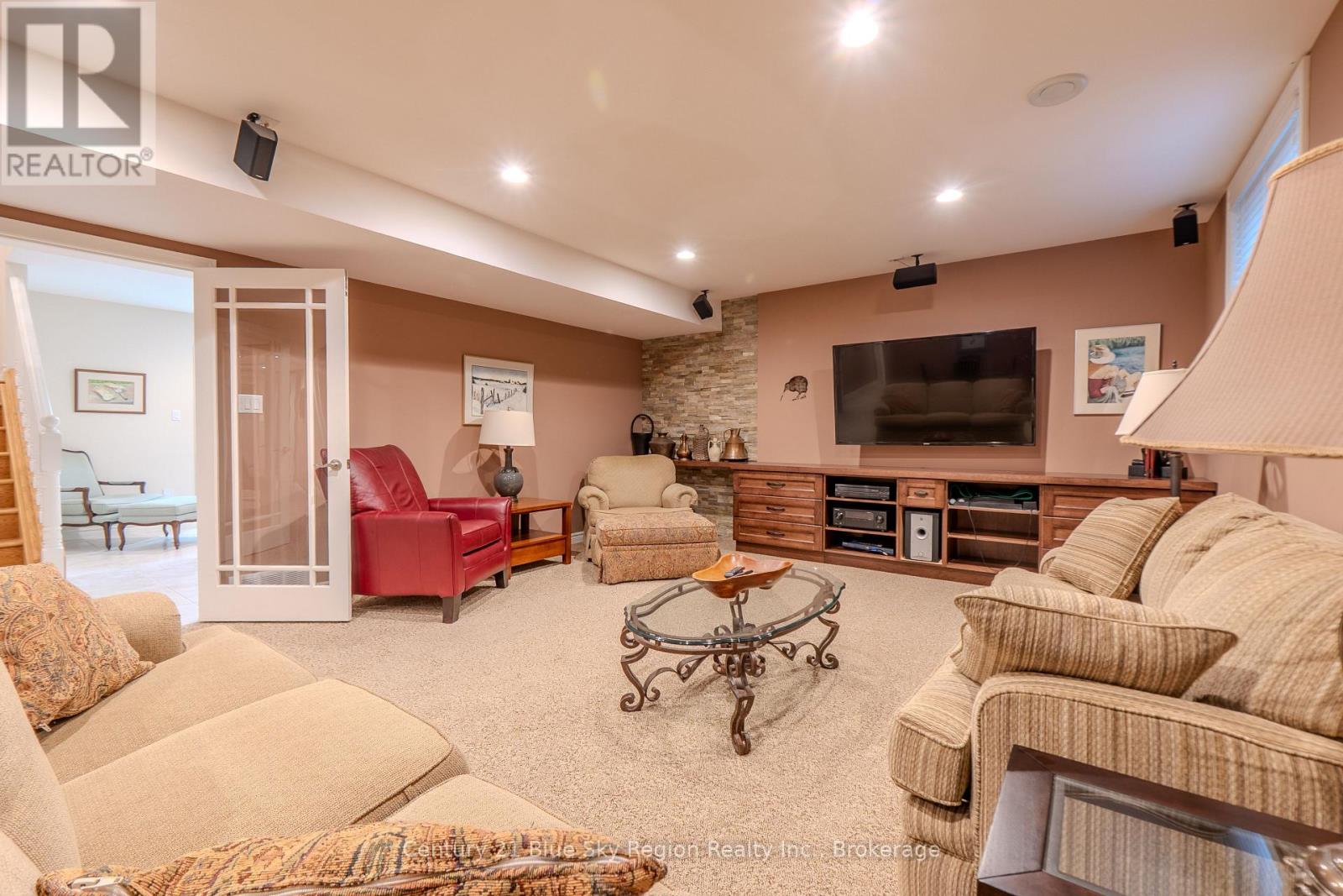 30 VERMONT CRESCENT - 36
