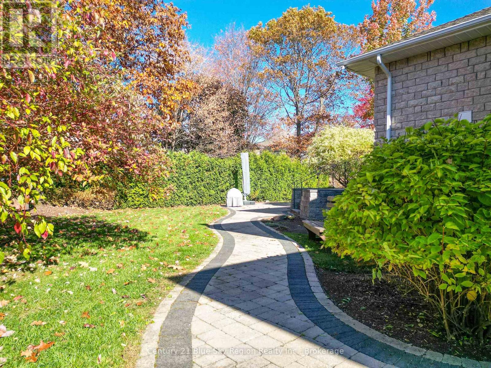 30 VERMONT CRESCENT - 43