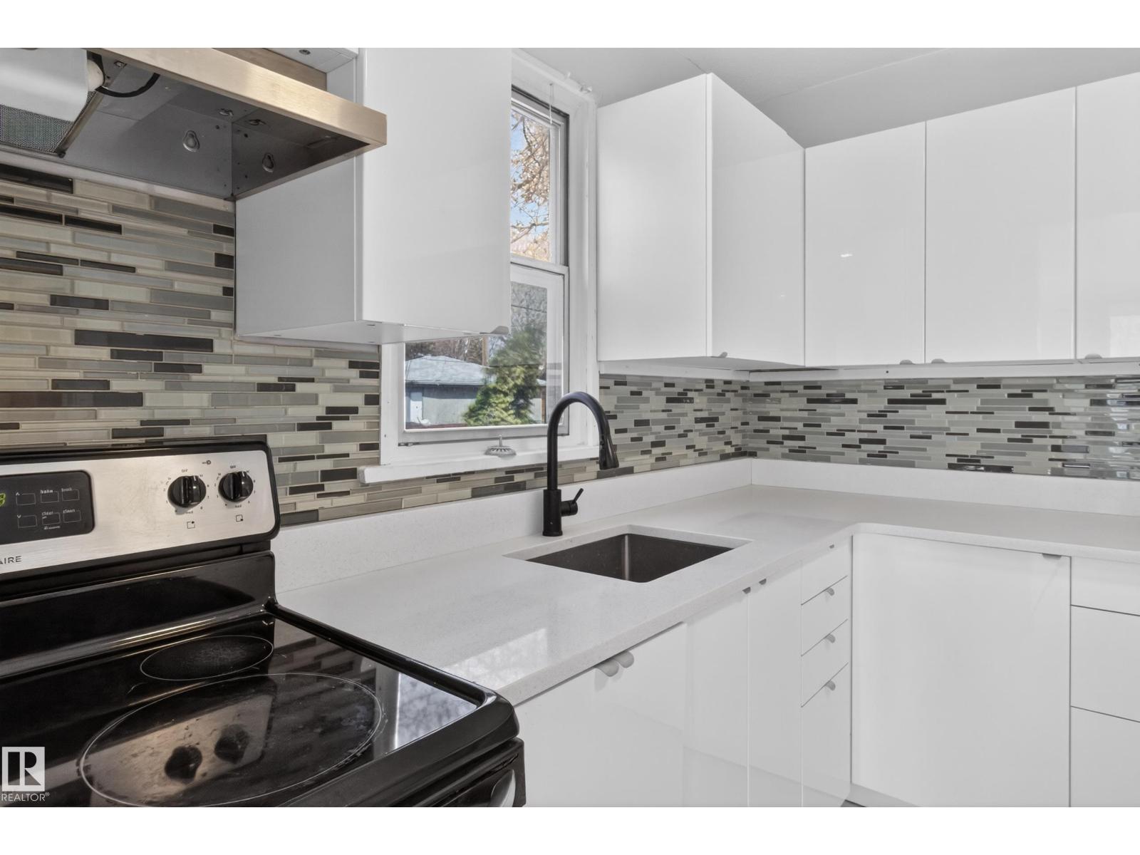 8722 112 AV NW, Edmonton