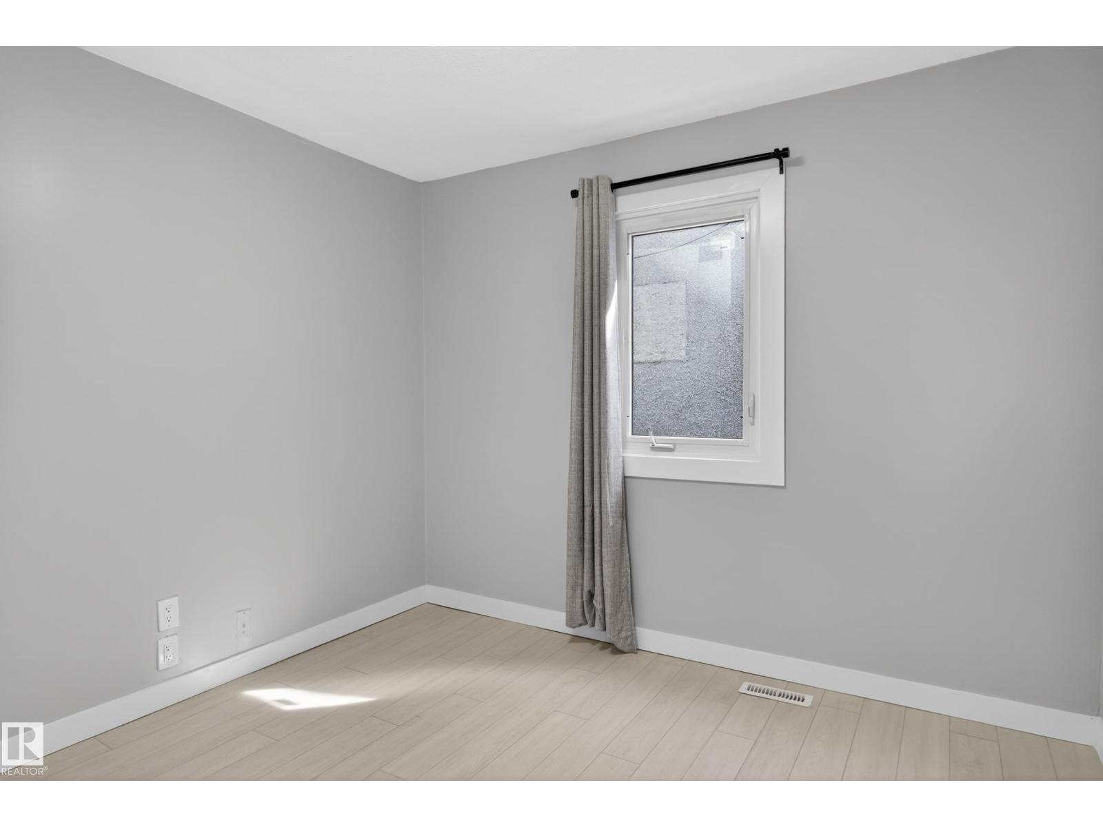 8722 112 AV NW - 19