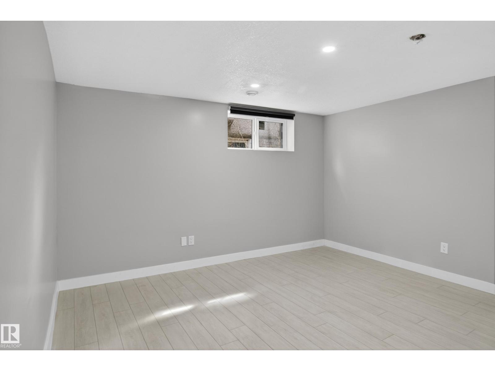 8722 112 AV NW - 25