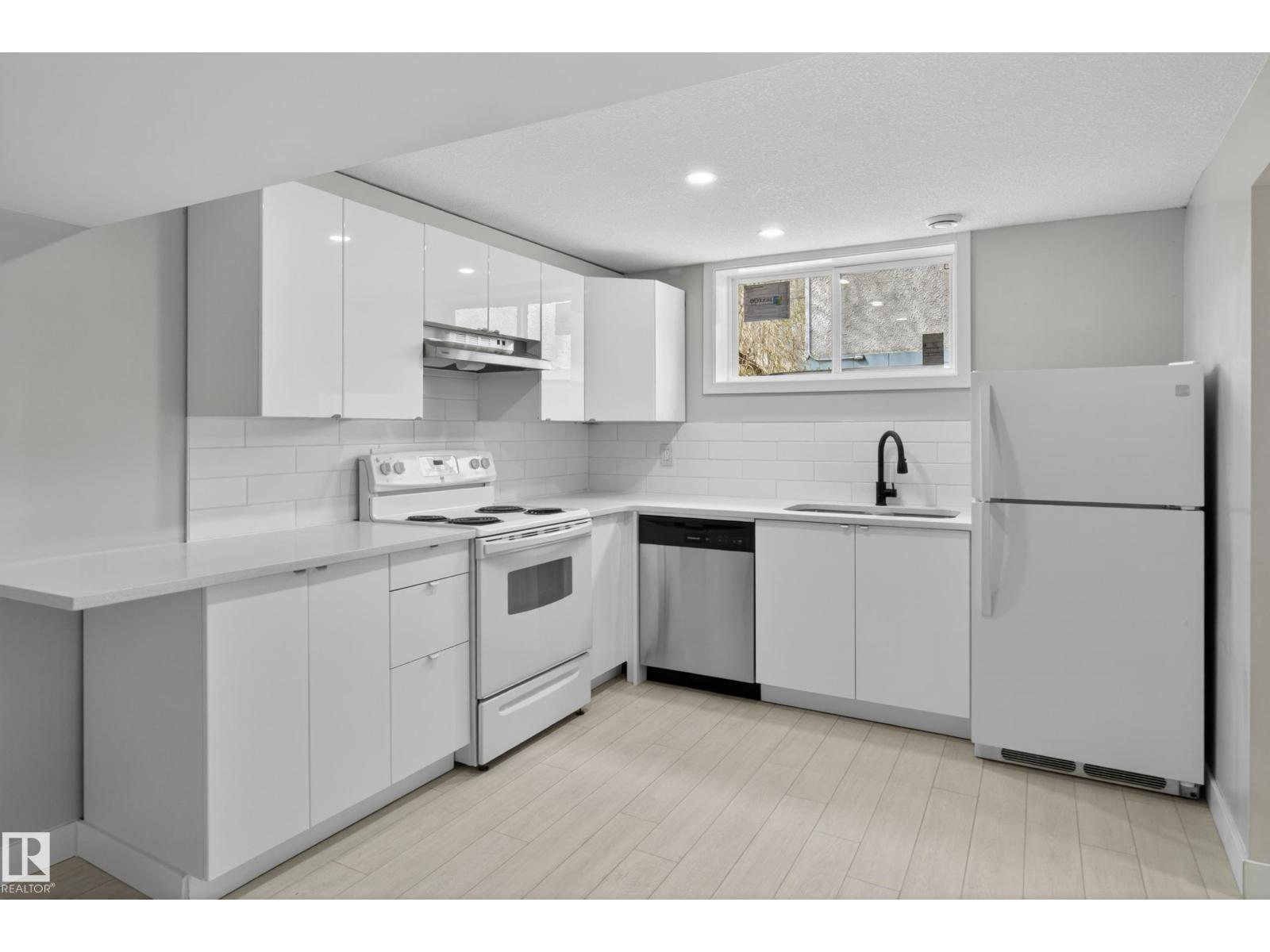8722 112 AV NW - 33